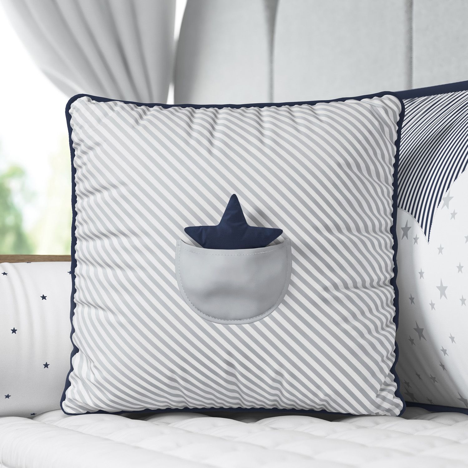 Almofada Listrada com Bolso Estrelinha Azul Marinho/Cinza 38cm