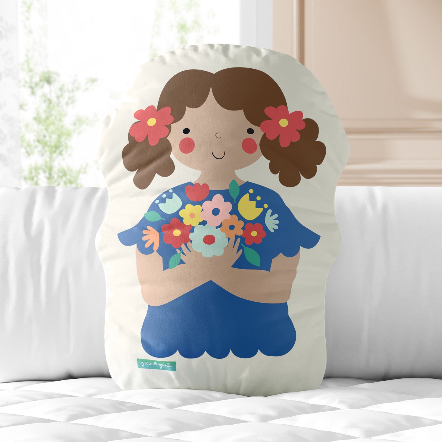 Almofada Menina Flor Melissa com Buquê 33cm