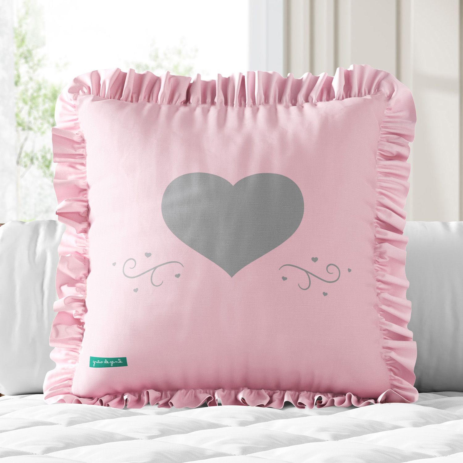 Almofada Quadrada Coração e Babado Rosa 30cm