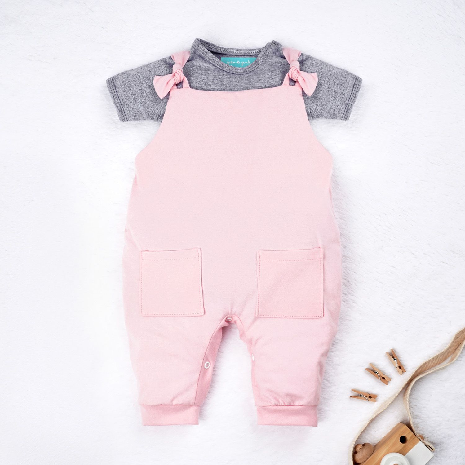 Conjunto Jardineira e Body Manga Curta Baby Basics Rosa e Cinza 02 Peças Tam G