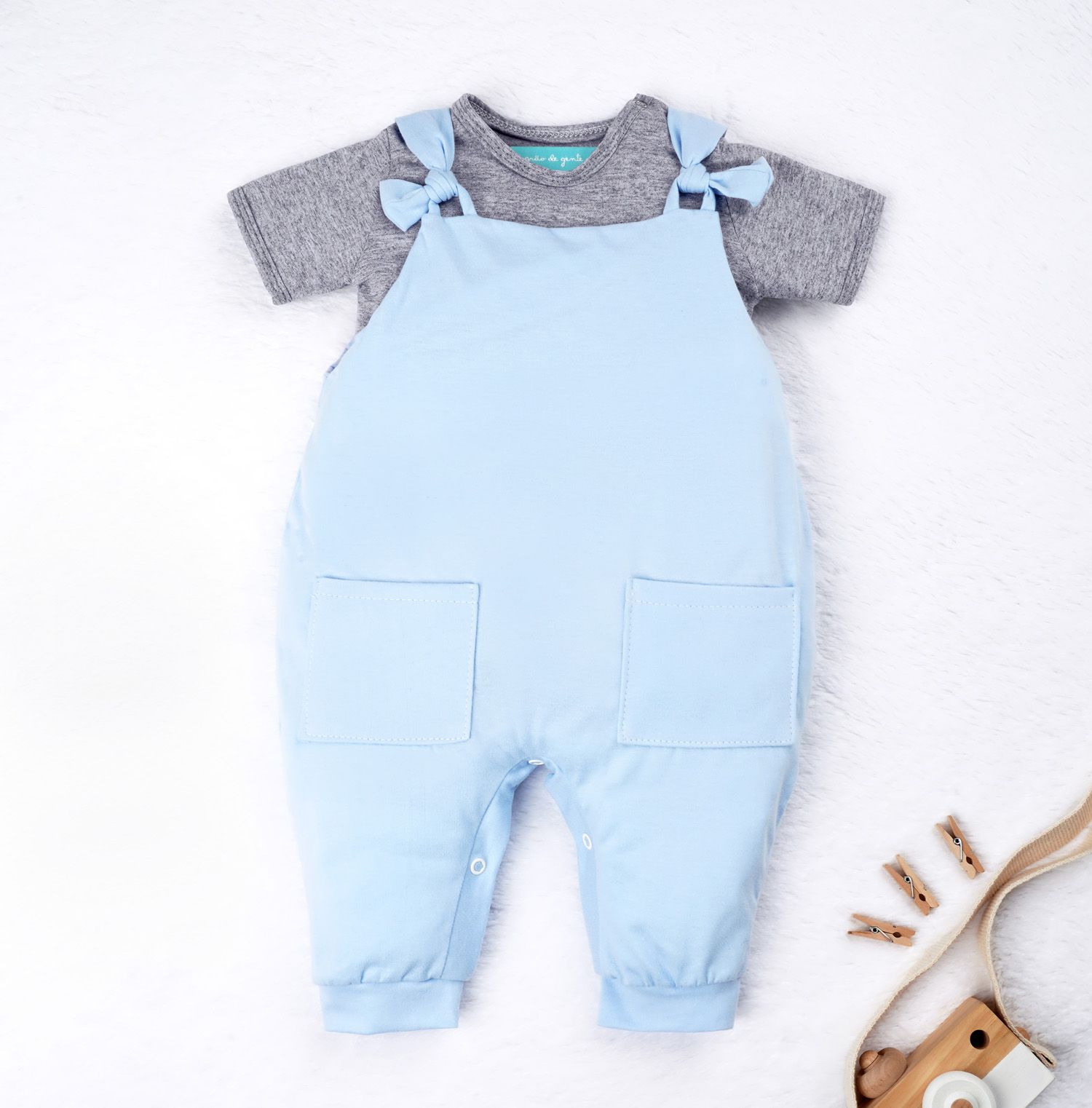 Conjunto Jardineira e Body Manga Curta Baby Basics Azul e Cinza 02 Peças