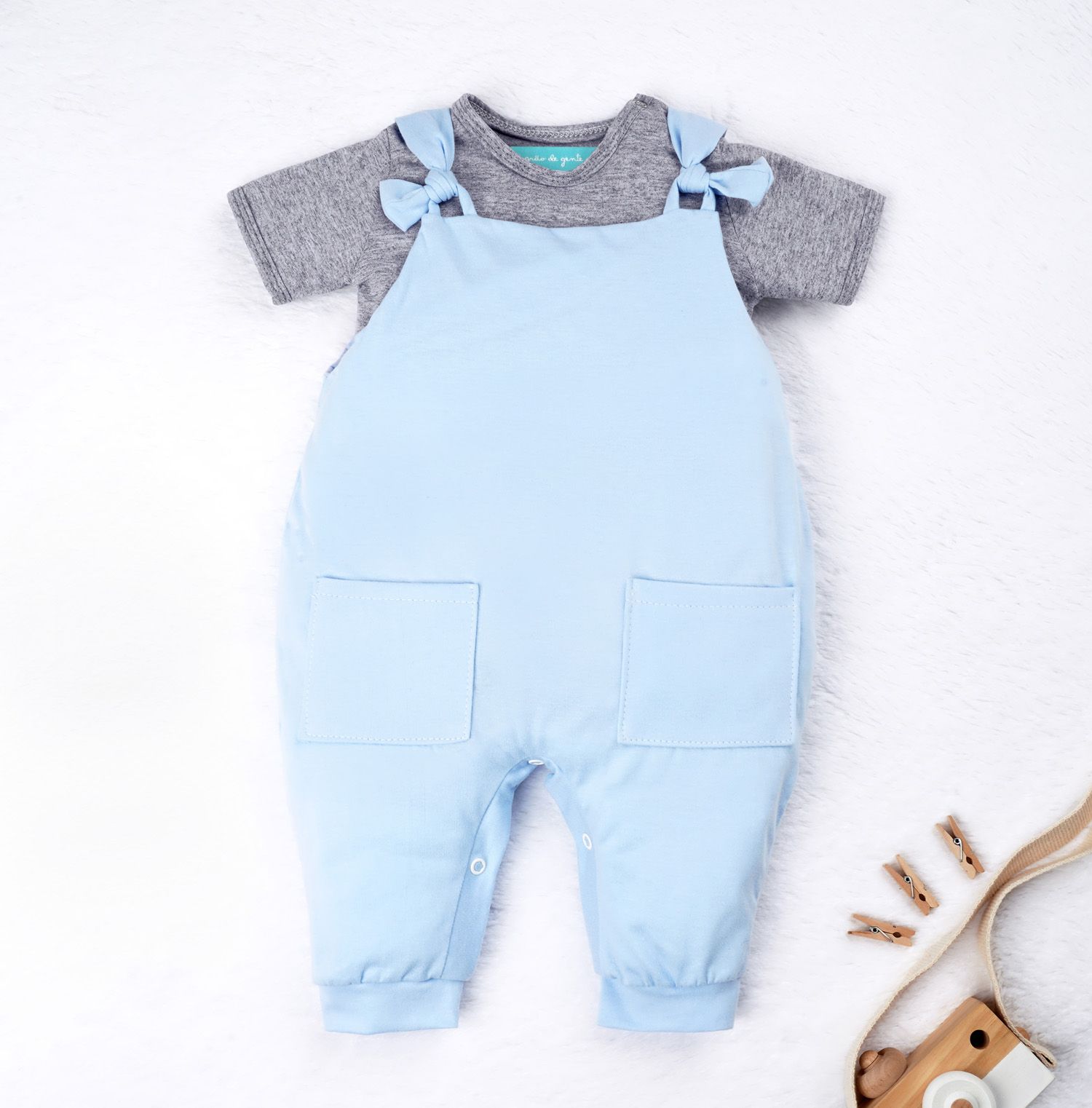 Conjunto Jardineira e Body Manga Curta Baby Basics Azul e Cinza 02 Peças Tam M