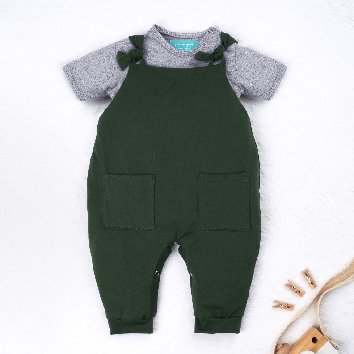 Conjunto Jardineira e Body Manga Curta Baby Basics Verde e Cinza 02 Peças