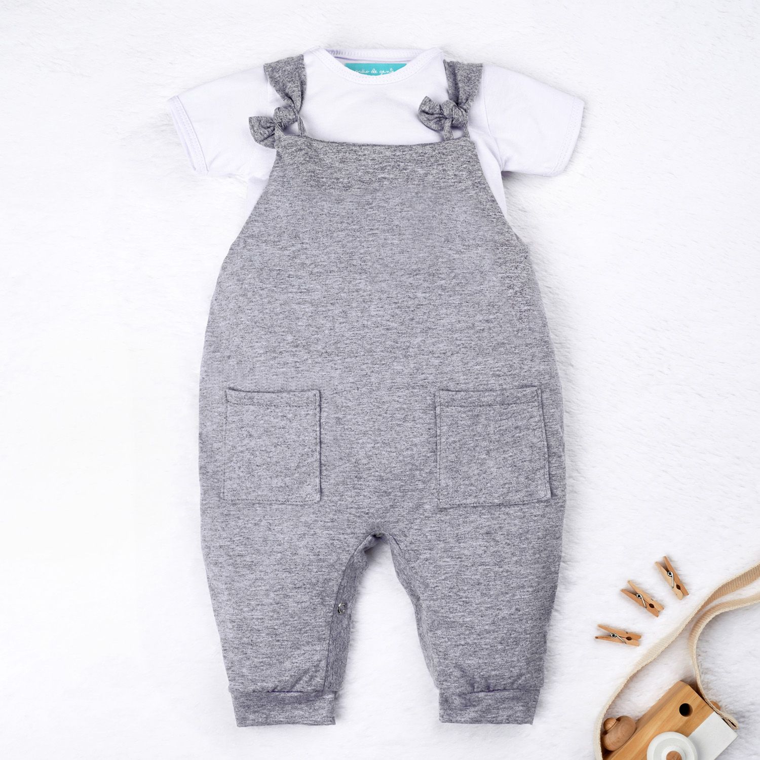 Conjunto Jardineira e Body Manga Curta Baby Basics Cinza e Branco 02 Peças