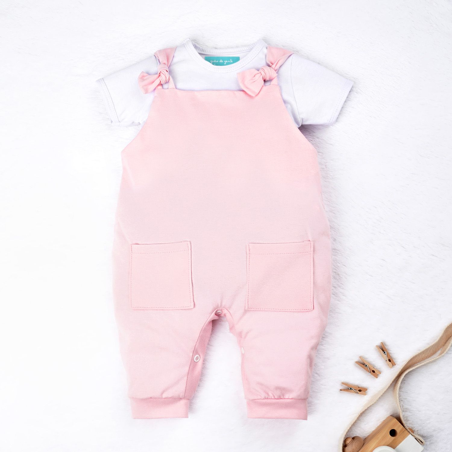 Conjunto Jardineira e Body Manga Curta Baby Basics Rosa e Branco 02 Peças