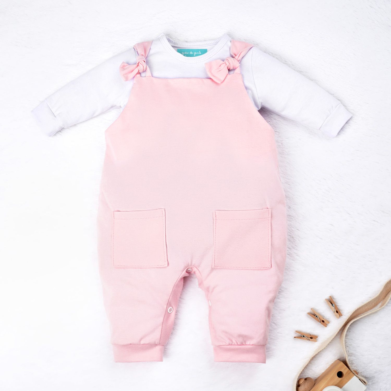 Conjunto Jardineira e Body Manga Longa Baby Basics Rosa e Branco 02 Peças Tam P