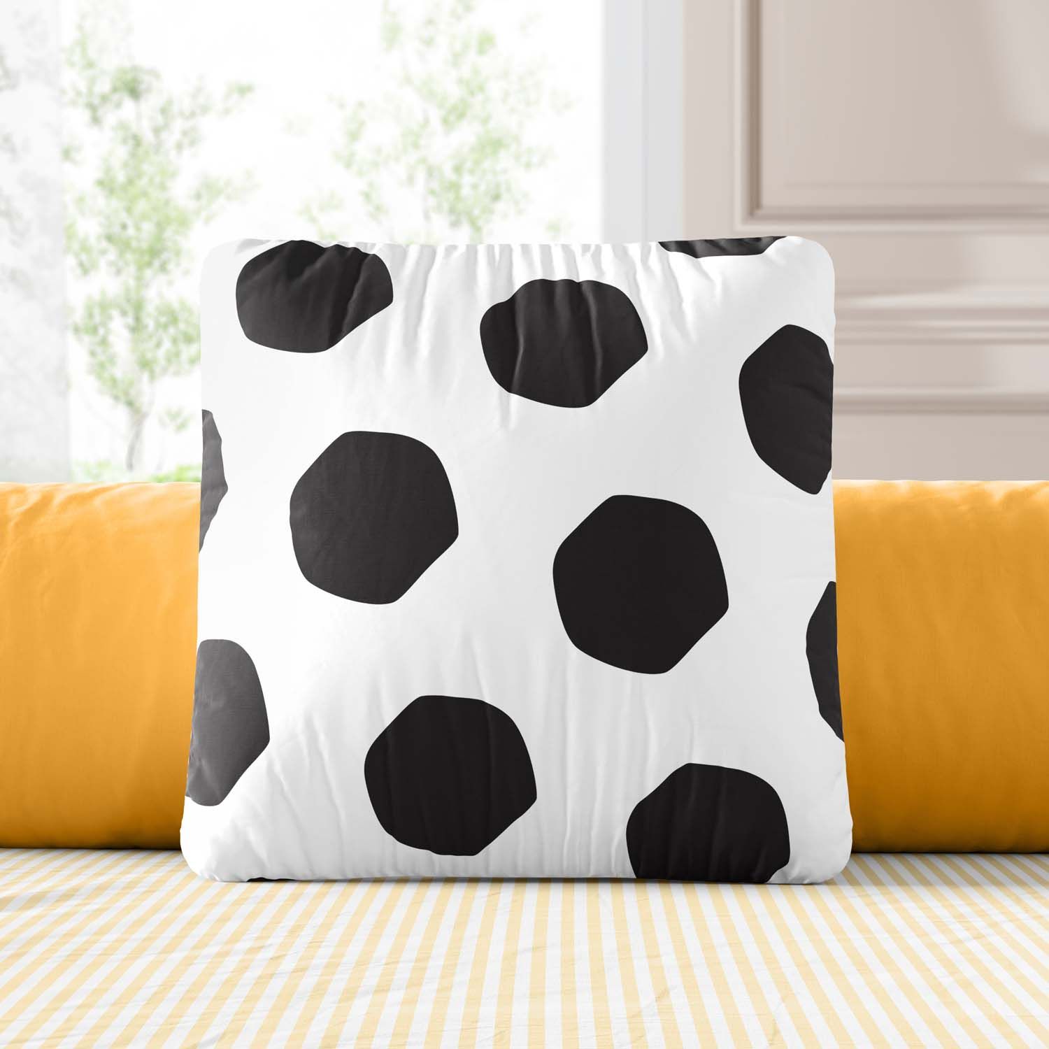 Almofada Quadrada Bola de Futebol Preta e Branca