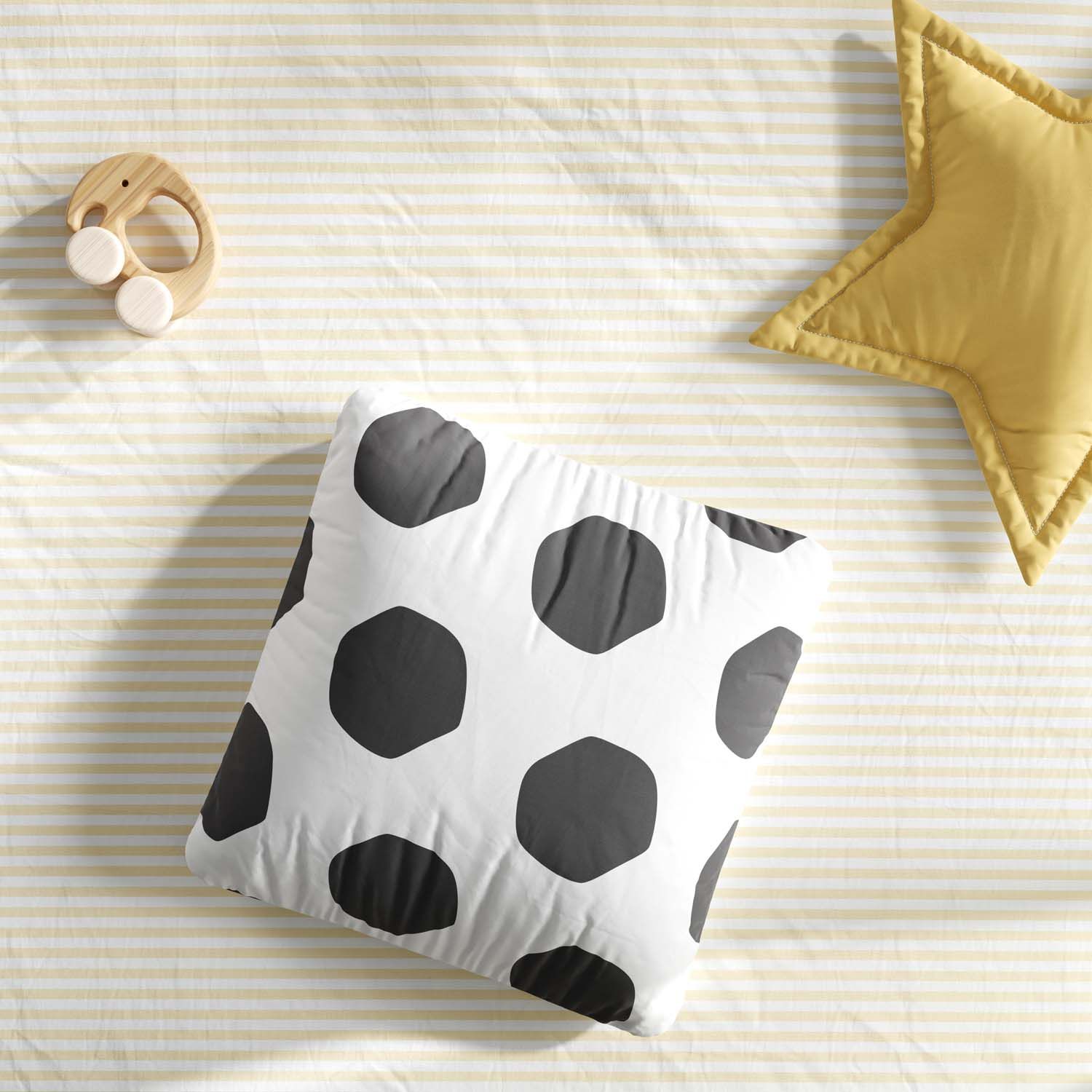 Almofada Quadrada Bola de Futebol Preta e Branca