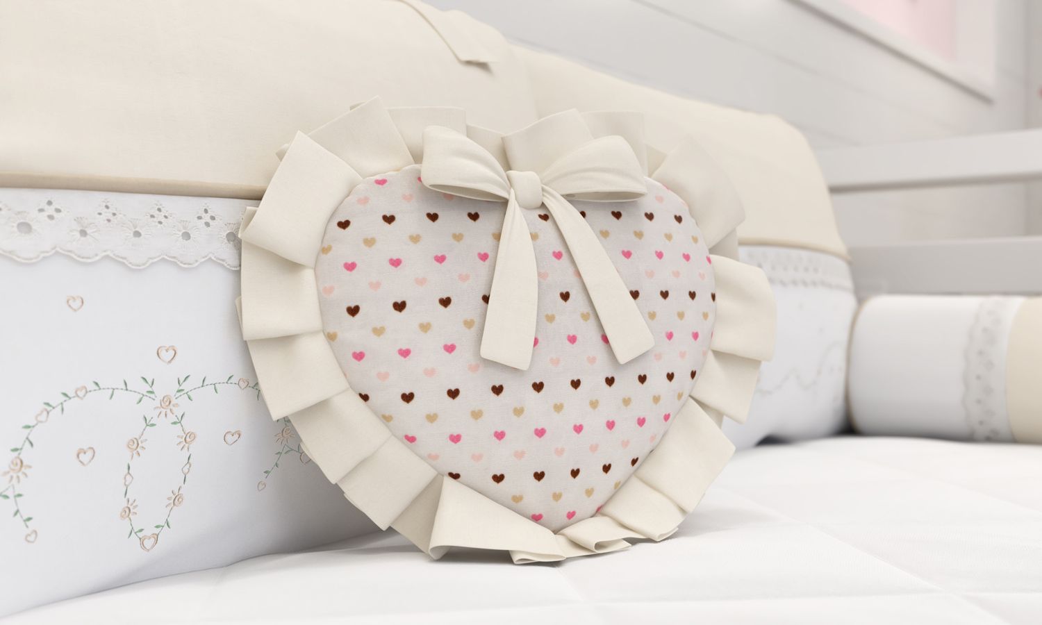 Almofada Coração Alice Bege Estampada 29cm